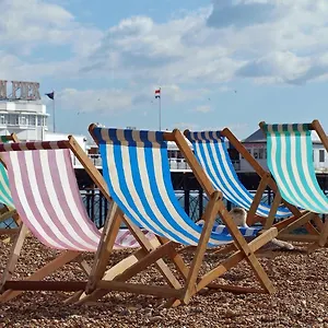 Hébergement de vacances Beachside Retreat 2-bedroom Gem With Free Private Parking & Outdoor Space, Hove